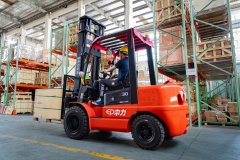 政策“强弩”劲发 叉车行业“油换电”转型加速跑